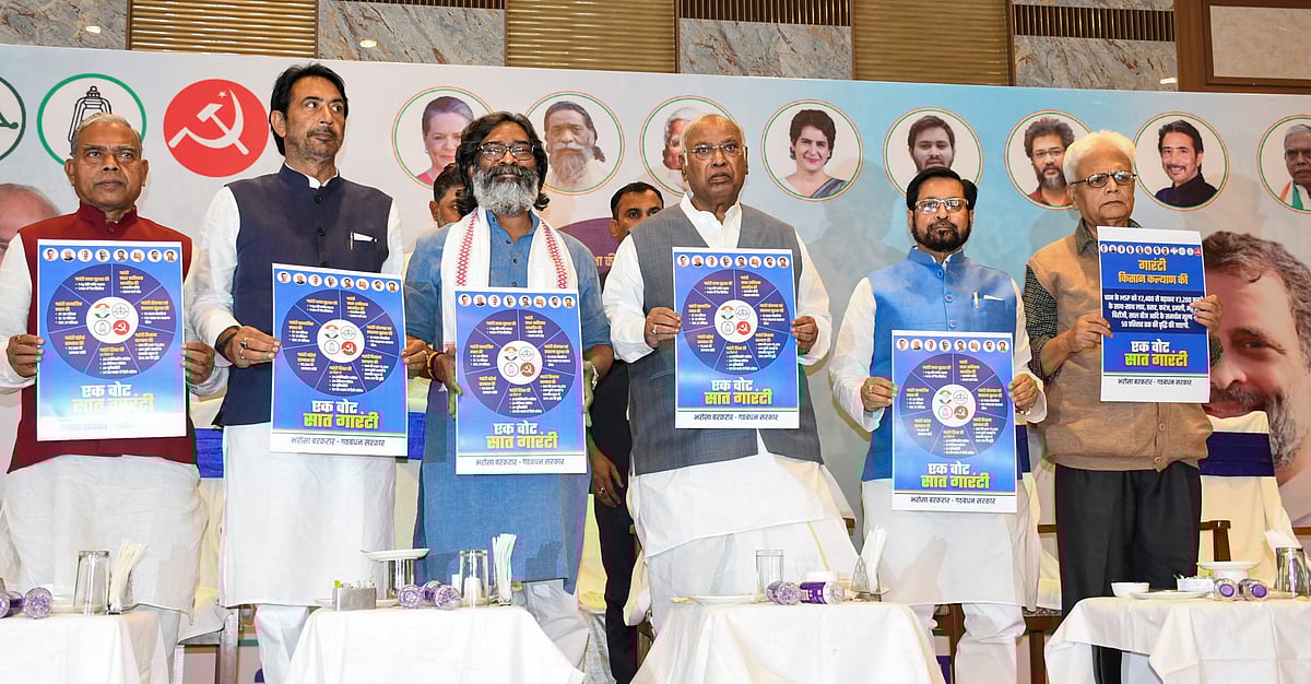 Congress President Mallikarjun Kharge, Jharkhand CM Hemant Soren during the Jharkhand INDIA block manifesto release - PTI