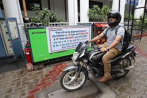 Delhi begins ban on fuel sale to old vehicles