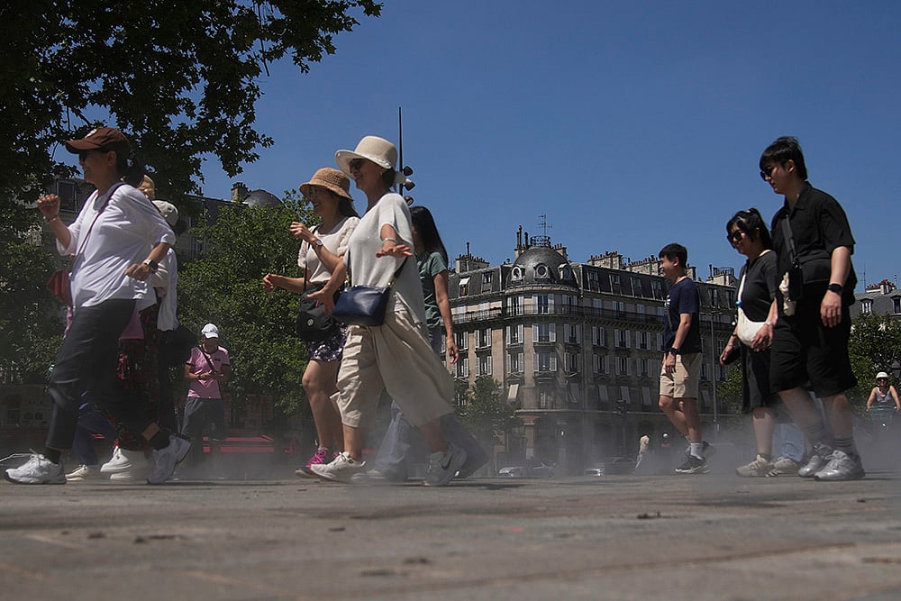 | Photo: AP/Christophe Ena : France Extreme Weather Heat