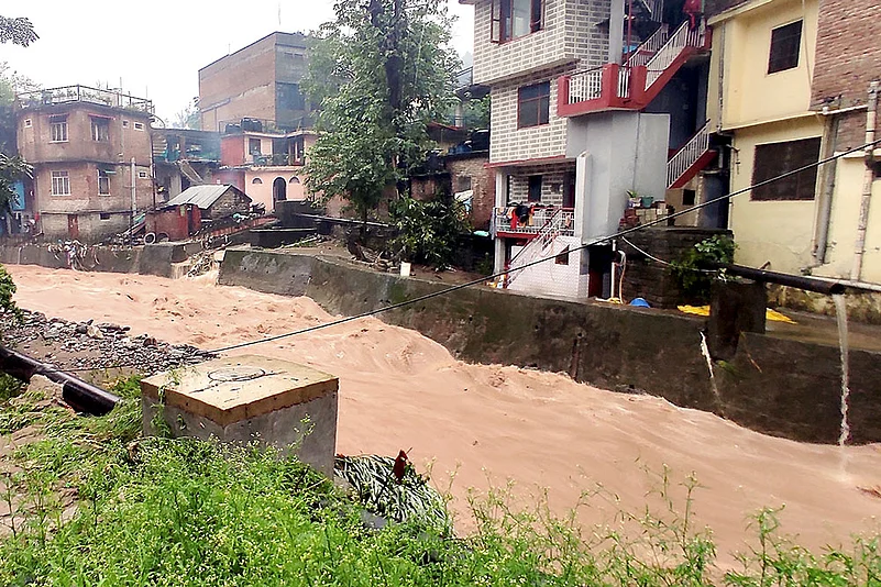 Himachal Weather Flash floods and Landslide after cloudburst in Mandi_flash floods in Mandi