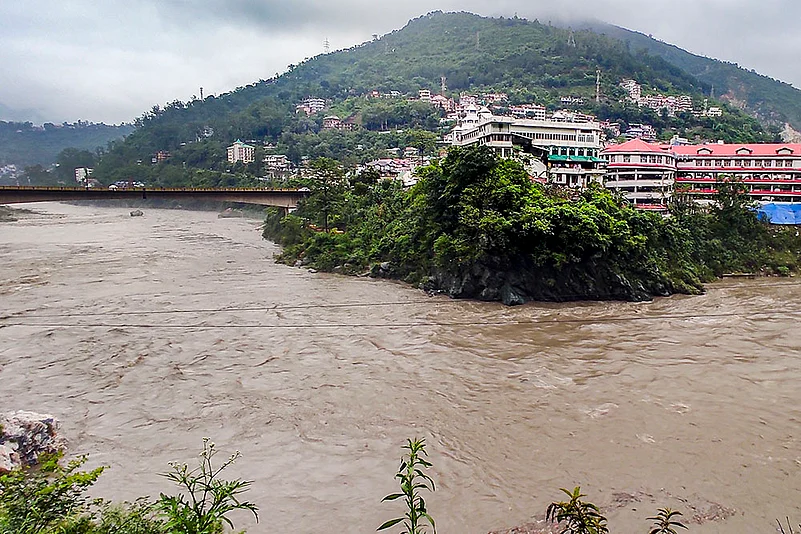 Himachal Weather Flash floods and Landslide after cloudburst in Mandi_Swollen Beas river