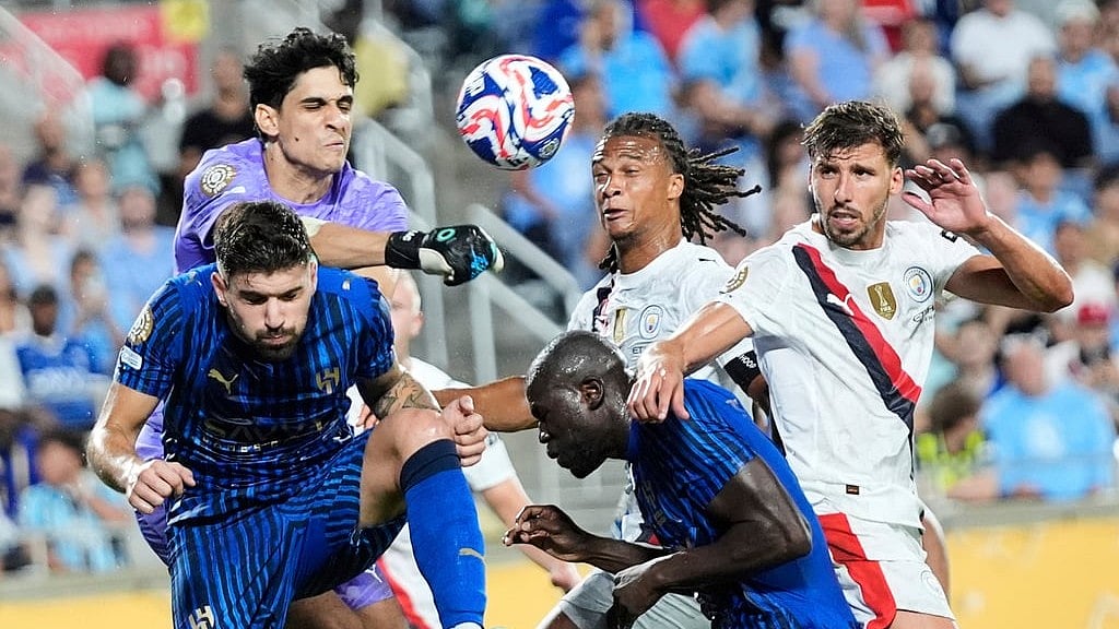 AP/John Raoux : Al Hilal's goalkeeper Yassine Bounou punches the ball clear of the goal during the Club World Cup round of 16 soccer match between Manchester City and Al Hilal.