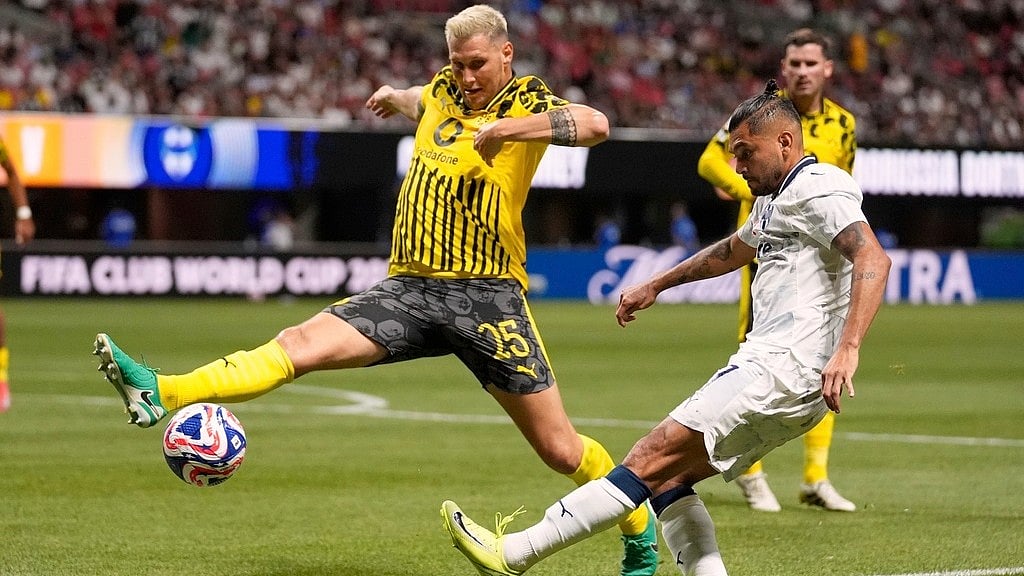 AP/Brynn Anderson : Monterrey's Santiago Mele and Borussia Dortmund's Carney Chukwuemeka battle during the Club World Cup round of 16 soccer match between Borussia Dortmund and CF Monterrey in Atlanta.
