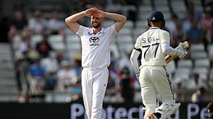File : India vs England 2nd Test Day 1: Chris Woakes and Shubman Gill.