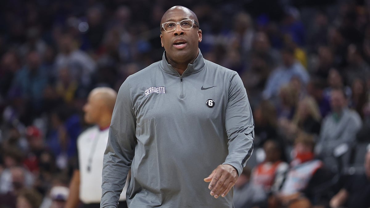 File : Mike Brown looks on while then the head coach of the Sacramento Kings during the 2022-23 NBA season.