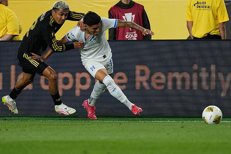 CONCACAF Gold Cup 2025 semifinal match Mexico vs Honduras in California:  Julián Araujo