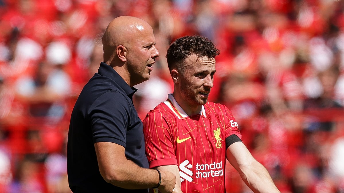 Liverpool head coach Arne Slot and Diogo Jota - null