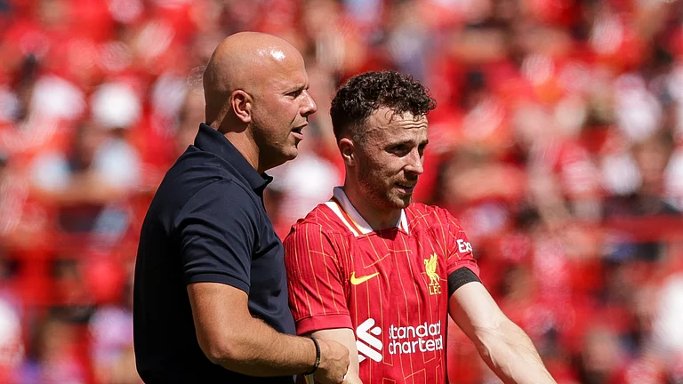 Liverpool head coach Arne Slot and Diogo Jota - null