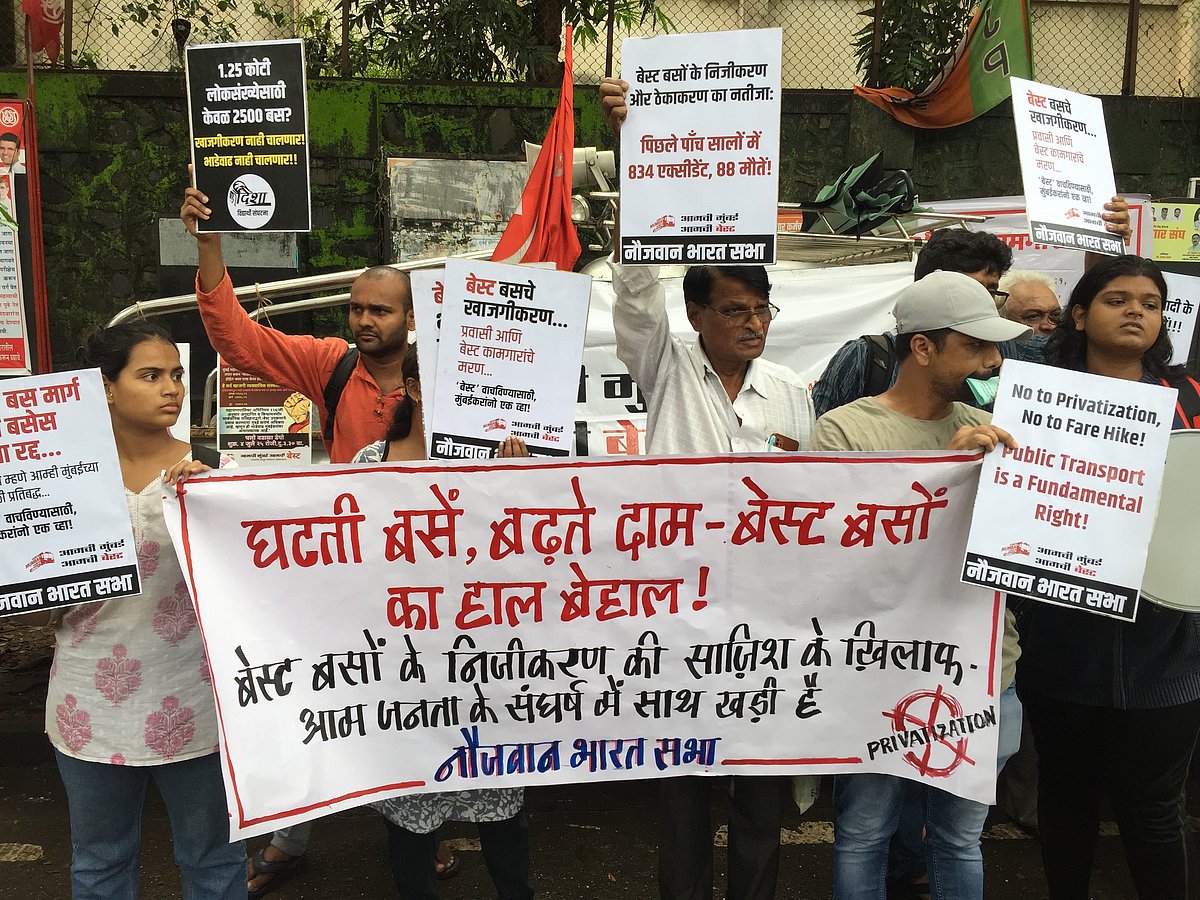 Jinit Parmar : The protest, led by different citizens welfare groups like Aamchi Mumbai, Aamchi BEST (AMAB), Humanist Centre of Borivali and Dahisar and other groups was organised mainly to oppose the recent fare hike of BEST service. 