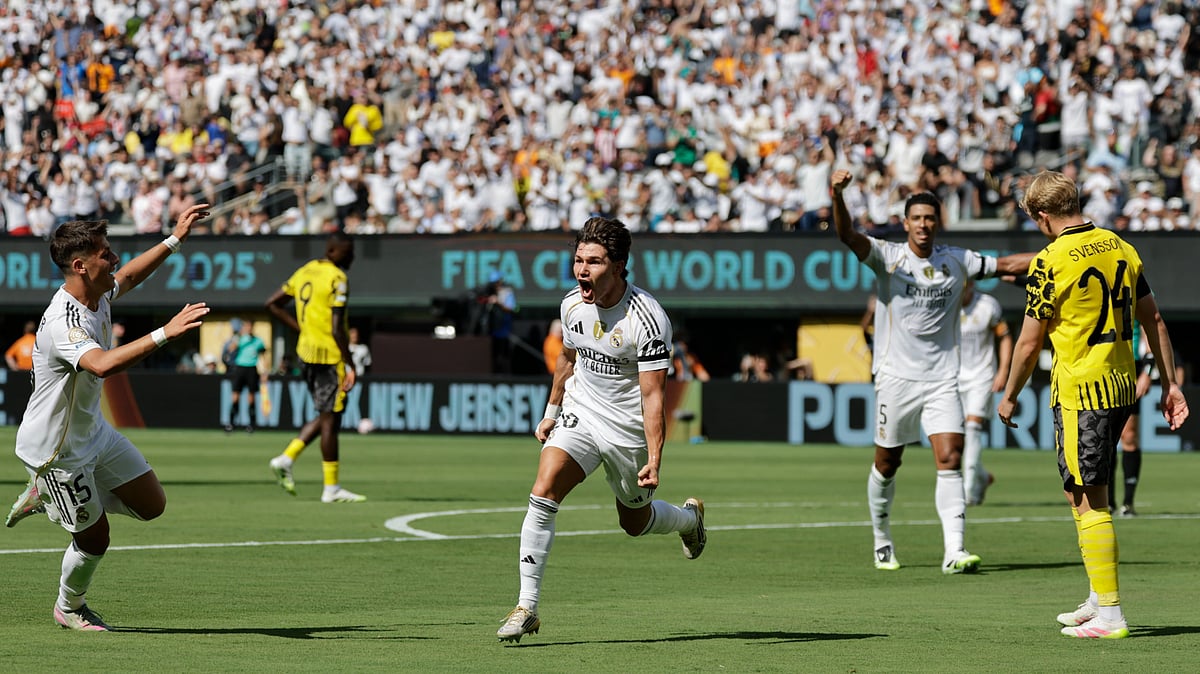 AP Photo/Adam Hunger : Real Madrid's Fran Garcia, centre, celebrates after scoring his side's second goal against Borussia Dortmund during the Club World Cup quarterfinal football match between Real Madrid and Borussia Dortmund in East Rutherford.