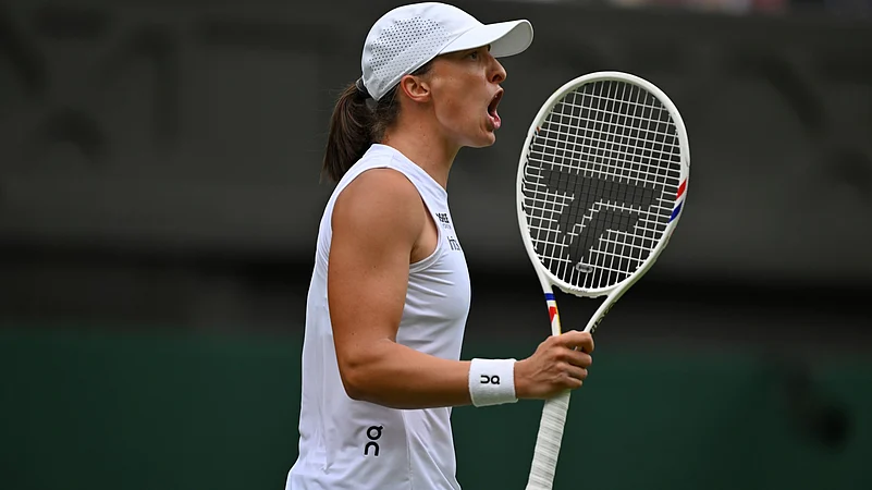 Iga Swiatek reaches the fourth round at Wimbledon