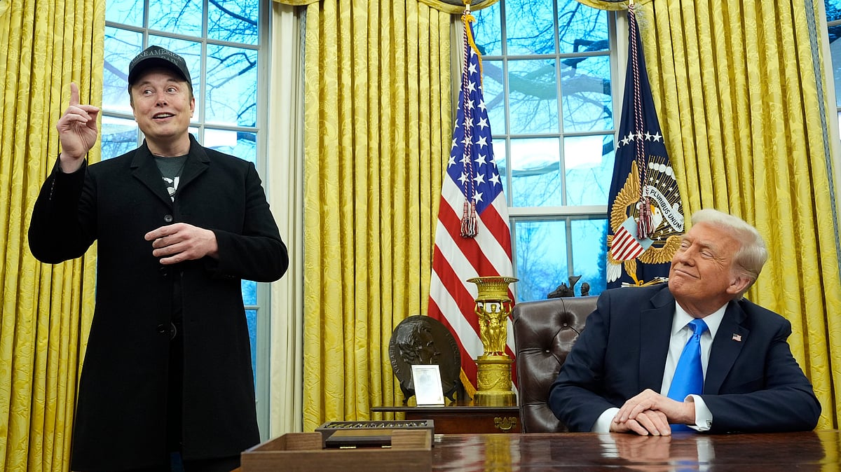 Tech billionaire Elon Musk (L) with US President Donald Trump (R)