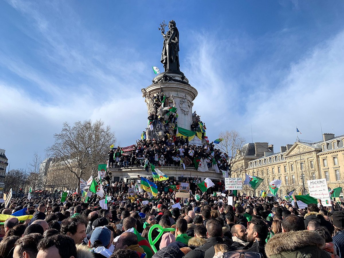 Getty Images : Algerians gathered in Paris on 17 March 2019 to protest against the President Abdelaziz Bouteflika