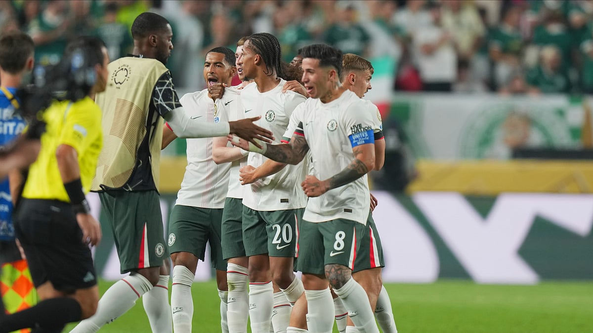 AP Photo/Chris Szagola : Chelsea's players react at the end of the Club World Cup quarterfinal football match between Palmeiras and Chelsea in Philadelphia.