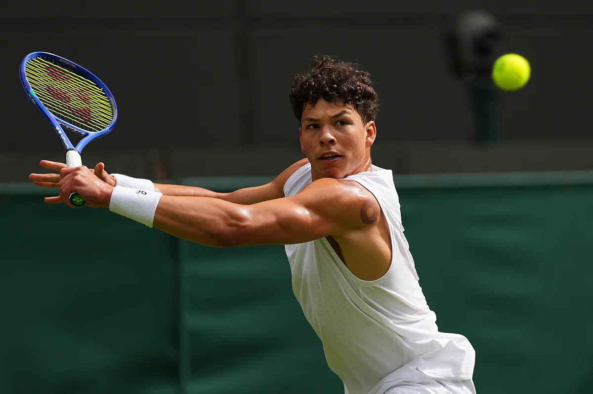 Ben Shelton of the U.S. plays a return to Lorenzo Sonego of Italy during the men's singles fourth round match at the Wimbledon Tennis Championships in London, Monday, July 7, 2025.
