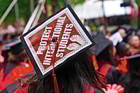 | Photo: Getty Images : Tense Atmosphere:  Students of Harvard University hold a protest against the deportation of 
international students during their graduation ceremony on May 29, 2025