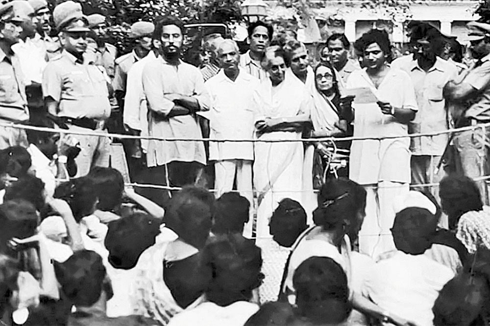 Student leader Sitaram Yechury asking Indira Gandhi to resign