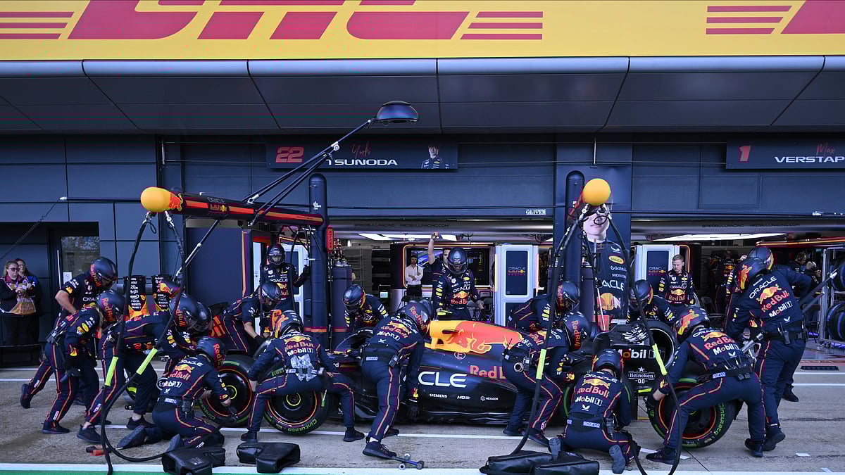 AP Photo/Andrej Isakovic : Red Bull driver Max Verstappen of the Netherlands gets a pit service during the British Formula One Grand Prix race at the Silverstone racetrack in Silverstone, England.
