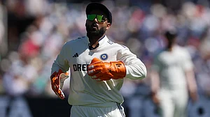 | Photo: X/BCCI : India Vs England 3rd Test: Rishabh Pant in pain after getting injured during wicketkeeping