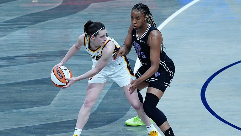 Indiana Fever guard Caitlin Clark (22) is guarded by Golden State Valkyries forward Kayla Thornton (5) on July 9, 2025, at Gainbridge Fieldhouse in Indianapolis, Indiana. - null