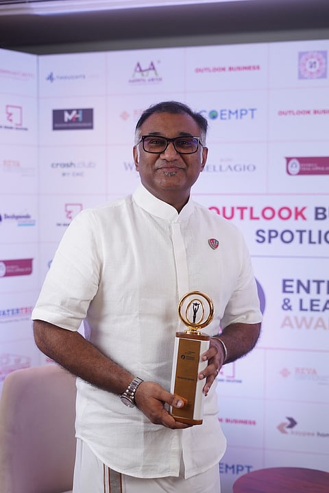 Dr. Shafiq with award 