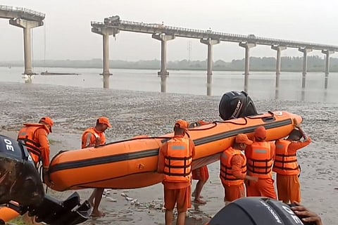 Vadodara bridge collapse: Rescue ops continue
