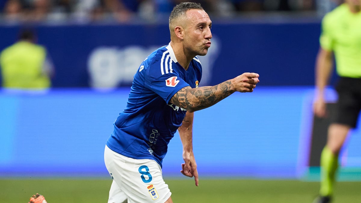 Santi Cazorla signed a one-year extension with Real Oviedo