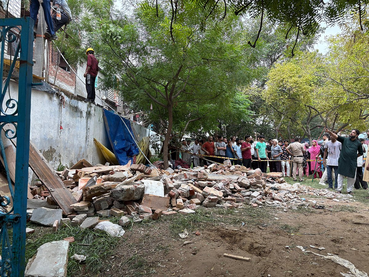 Delhi janata colony building collapse