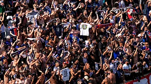 | Photo: AP/Pamela Smith : Chelsea vs PSG, FIFA Club World Cup 2025: Paris Saint-Germain fans cheer after Goncalo Ramos scored during the Club World Cup semifinal soccer match between PSG and Real Madrid in East Rutherford, N.J., Wednesday, July 9, 2025.