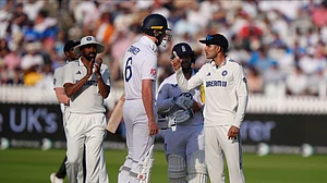 Bradley Collyer/PA via AP : India's Shubman Gill and England's Zak Crawley have words at the end of the third day during the third cricket test match between England and India at Lord's cricket ground in London.
