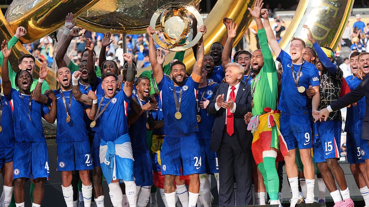 Chelsea vs PSG, FIFA Club World Cup 2025: President Donald Trump, sixth from right, watches as Chelsea's Reece James (24) lifts the trophy following the Club World Cup final soccer match between Chelsea and PSG at MetLife Stadium in East Rutherford, N.J., Sunday, July 13, 2025.  - | Photo: AP/Jacquelyn Martin