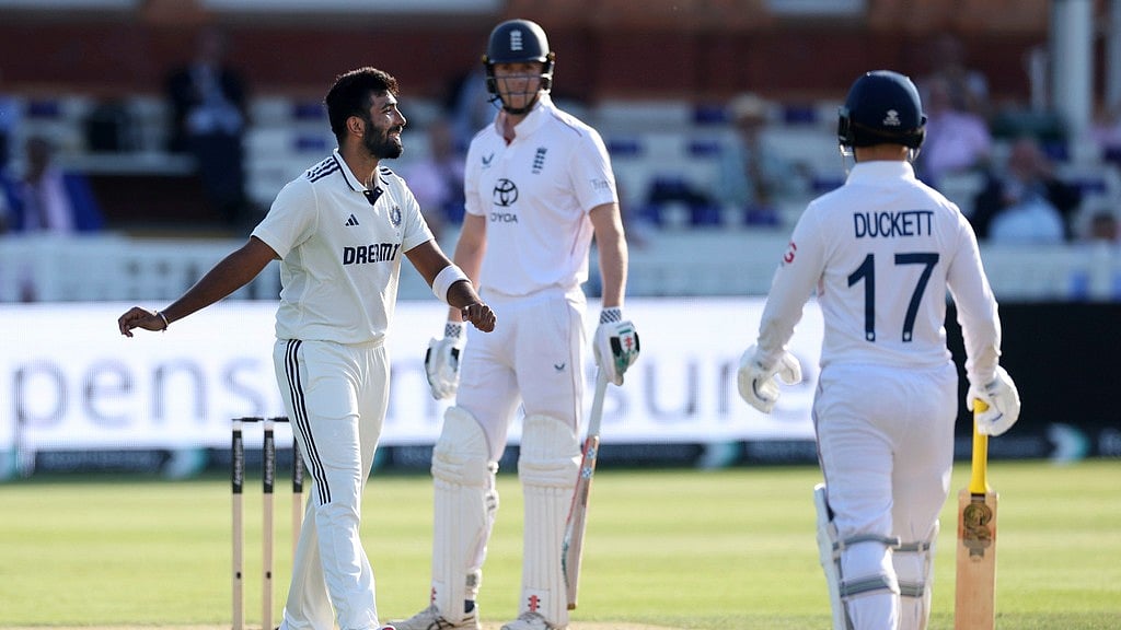 AP/Richard Pelham : IND Vs ENG Live Score, 3rd Test Day 4: India's Jasprit Bumrah, left, talks to teammates during the third cricket test match between England and India at Lord's cricket ground
