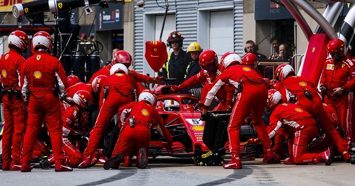 Engineers are changing the tyre of F1