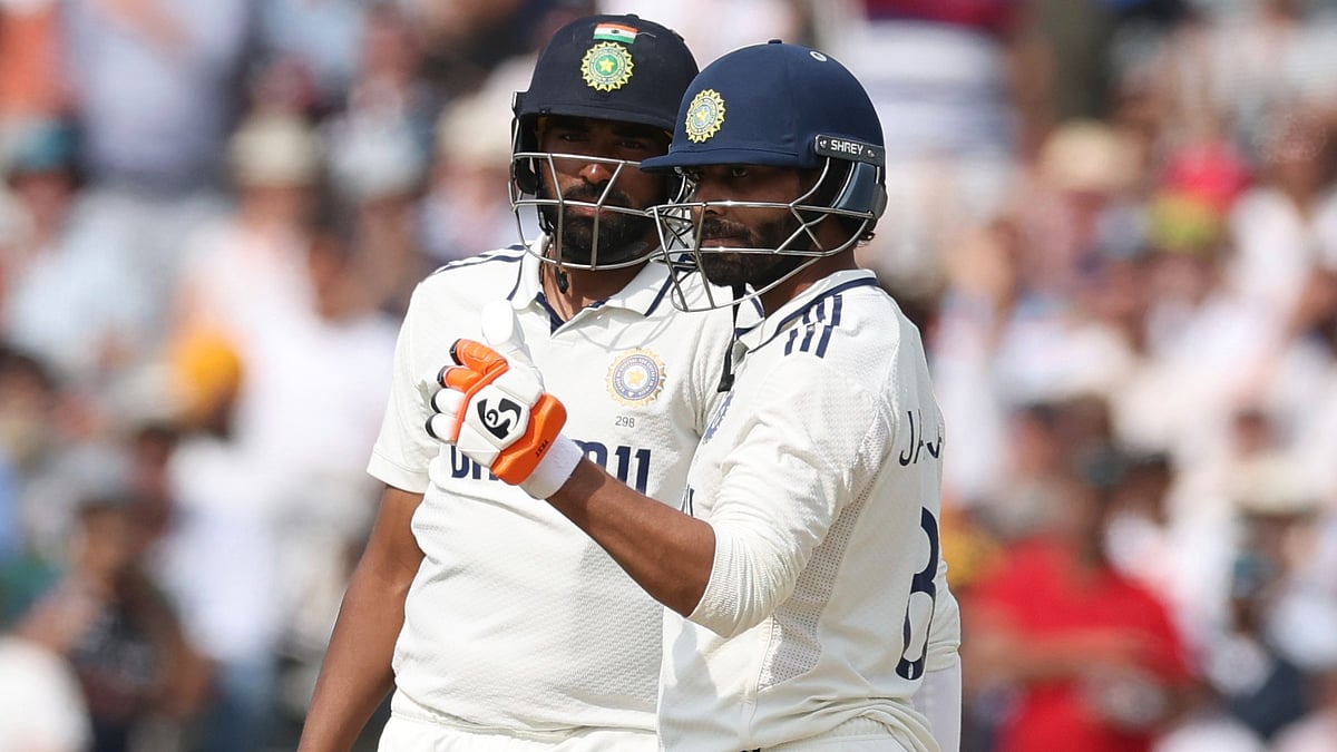 | Photo: AP/Richard Pelham : India vs England, 3rd Test: Ravindra Jadeja, right, gives batting tips to Mohammed Siraj during the 5th day's play at Lord's, London. AP Photo