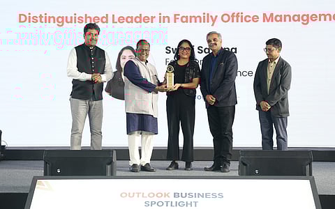 Swati Saxena - Founder & CEO 4Thoughts Finance receiving the award