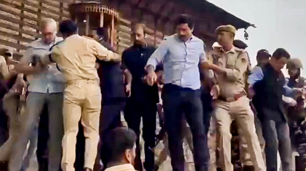 PTI : Jammu and Kashmir CM Omar Abdullah being stopped by police as he arrived to pay tribute to the July 13 martyrs