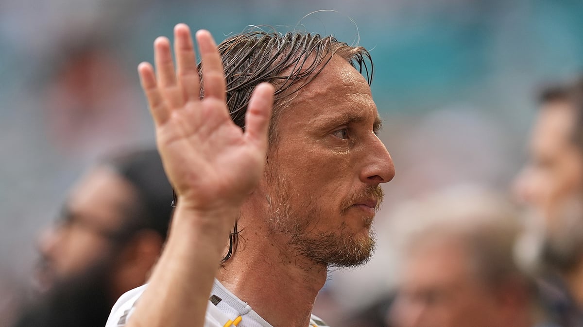 (AP Photo/Rebecca Blackwell) : Real Madrid's Luka Modric walks off the pitch after the Club World Cup round of 16 soccer match between Real Madrid and Juventus in Miami Gardens, Fla., Tuesday, July 1, 2025. 
