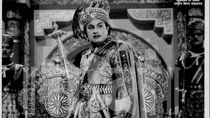 MGR in Nadodi Mannan