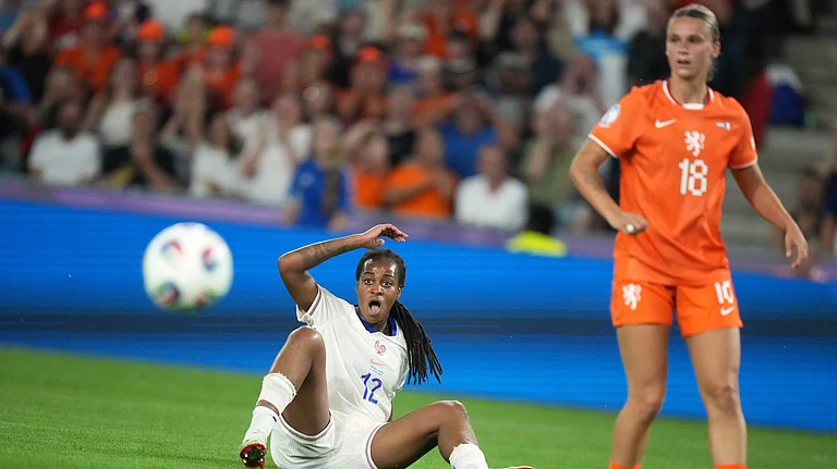 UEFA Women's Euro 2025: France's Marie-Antoinette Katoto, left, and Netherlands' Kerstin Casparij watch France's Delphine Cascarino score her side's fourth goal during the Women's Euro 2025, group D, soccer match between the Netherlands and France at St. Jakob-Park in Basel, Switzerland, Sunday, July 13, 2025. - | Photo: AP/Alessandra Tarantino