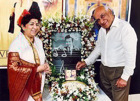 Lata Mangeshkar & Yash Chopra paying tribute to Madan Mohan during Veer Zaara’s music launch (2004)
