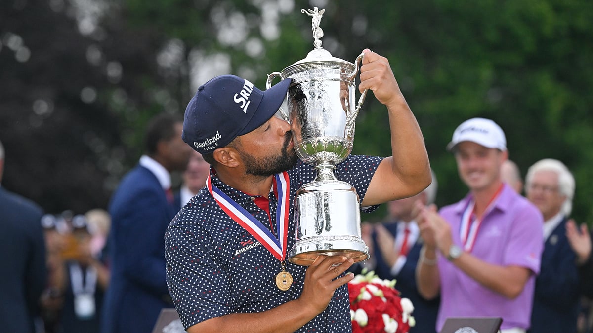 J.J. Spaun kisses the U.S. Open trophy