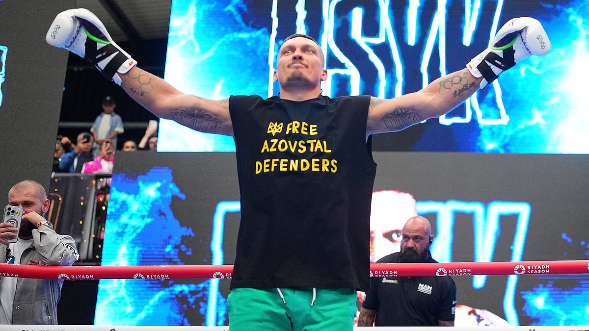 | Photo: AP/Kirsty Wigglesworth : Usyk vs Dubois 2: Ukraine's boxer Oleksandr Usyk warms up during a public workout at BoxPark near Wembley stadium in London, Wednesday, July 16, 2025 ahead of the undisputed heavyweight champion boxing fight between Britain's Daniel Dubois and Oleksandr Usyk on Saturday.