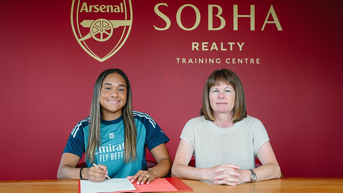 X/ArsenalWFC : Olivia Smith signs for the Arsenal Women.