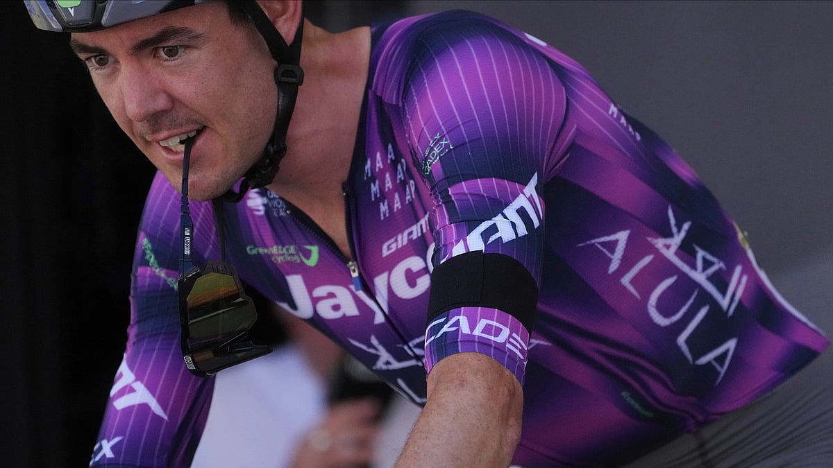  (AP Photo/Thibault Camus) : Australia's Ben O'Connor wears a mourning band after the death of Italian cyclist Samuele Privitera, prior to the start of the twelfth stage of the Tour de France cycling race over 180.6 kilometers (112.2 miles) with start in Auch and finish in Hautacam, France, Thursday, July 17, 2025.