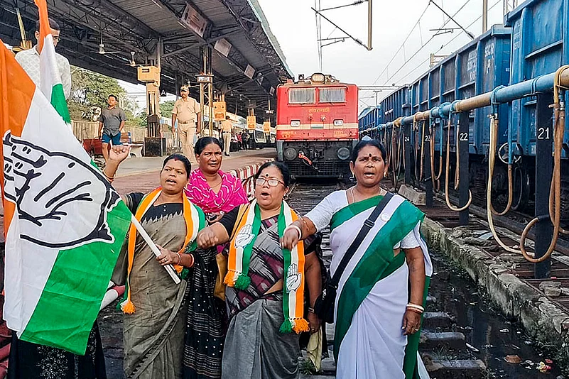 Odisha Bandh over student’s suicide; Congress workers block a railway track