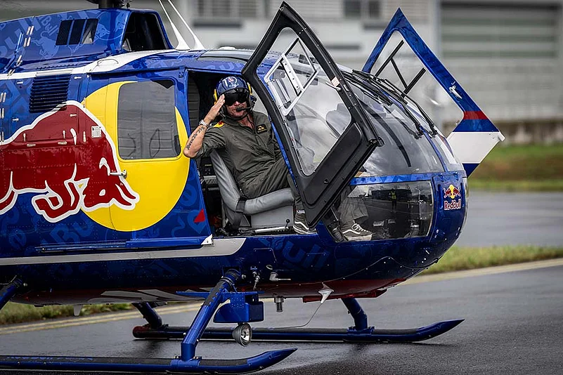 Austrian skydiver Felix Baumgartner dies in paragliding crash in Italy_8