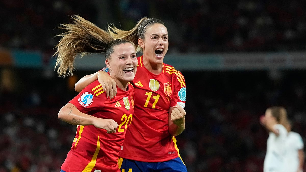 (AP Photo/Alessandra Tarantino) : Spain's Claudia Pina celebrates with Alexia Putellas, right, after scoring her side's second goal during the Women's Euro 2025 quarterfinals soccer match between Spain and Switzerland at Stadion Wankdorf in Bern, Switzerland, Friday, July 18, 2025.