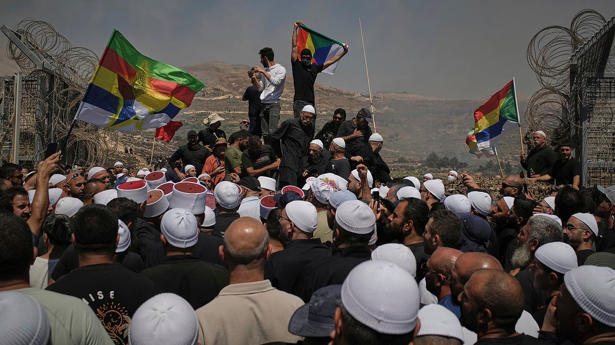 (AP Photo/Leo Correa) : Druze from Syria and Israel protest on the Israeli-Syrian border, in Majdal Shams in the Israeli-controlled Golan Heights, Wednesday, July 16, 2025, amid the ongoing clashes between Syrian government forces and Druze armed groups in the southern Syrian city of Sweida. 