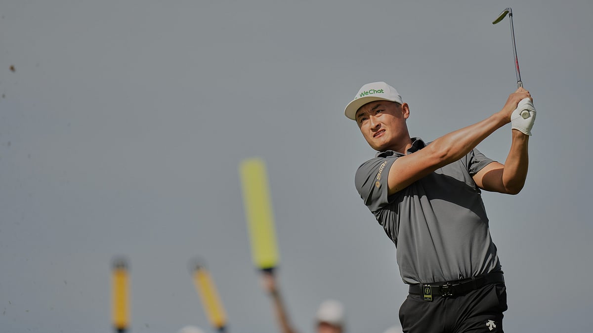 AP Photo/Francisco Seco : Li Haotong of China plays his shot on the 6th tee during the third round of the British Open golf championship at the Royal Portrush Golf Club, Northern Ireland.