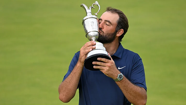 Scottie Scheffler kisses the Claret Jug - null